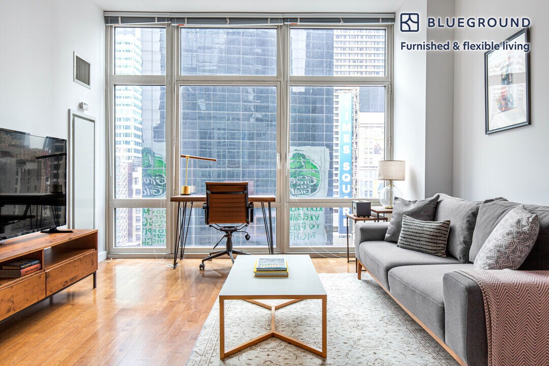 1600 Broadway in New York, NY - Building Photo