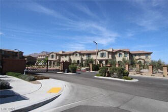 13 Alamere Falls Dr in Las Vegas, NV - Building Photo - Building Photo