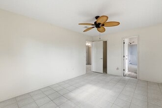 7284 Sea Mist Dr in Port Charlotte, FL - Foto de edificio - Building Photo