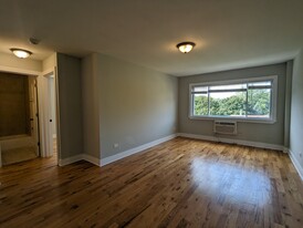 696 Elm Pl, Unit 306 in Highland Park, IL - Foto de edificio - Building Photo