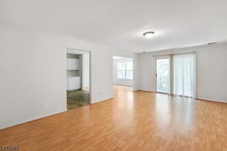 20 Jennifer Dr in East Hanover, NJ - Building Photo - Building Photo