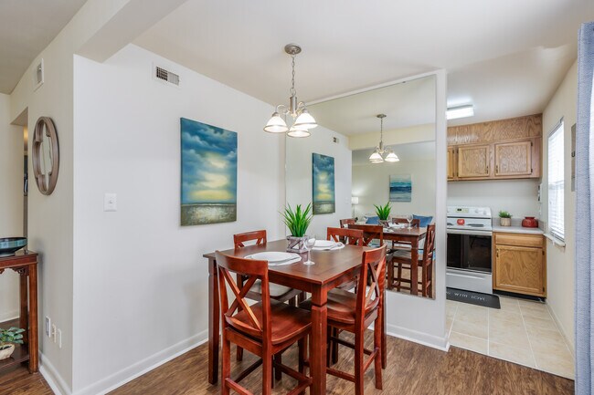Hidenwood - Hiden Place Apartments in Newport News, VA - Foto de edificio - Building Photo