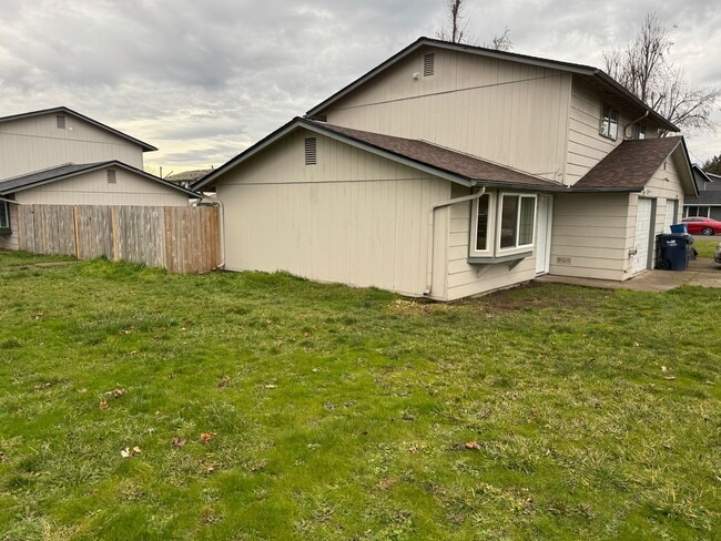 274 S 41st St in Springfield, OR - Foto de edificio - Building Photo