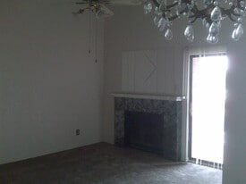 2227 Madison Dr, Unit 203 in Arlington, TX - Building Photo