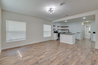 2151 E Overton Rd in Dallas, TX - Foto de edificio - Building Photo