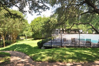 1015 E Yager Ln-Unit -UNIT 102 in Austin, TX - Foto de edificio - Building Photo