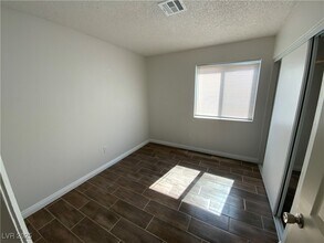 2249 La Mark Ave in Las Vegas, NV - Foto de edificio - Building Photo