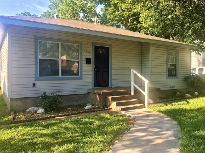 1317 Meadowbrook Dr in Garland, TX - Building Photo
