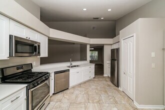 8642 Manassas Rd in Tampa, FL - Foto de edificio - Building Photo