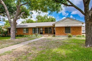 9412 Forest Hills Blvd in Dallas, TX - Building Photo