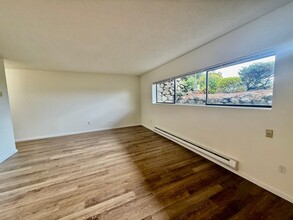 2104 Alki Ave SW in Seattle, WA - Building Photo - Building Photo
