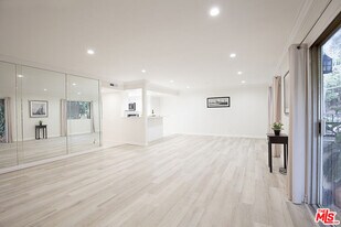 6708 Hillpark Dr in Los Angeles, CA - Building Photo