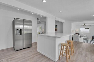 2048 Holiday Ln in Naples, FL - Building Photo