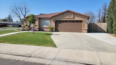 14210 Corte Luna in Bakersfield, CA - Building Photo - Building Photo