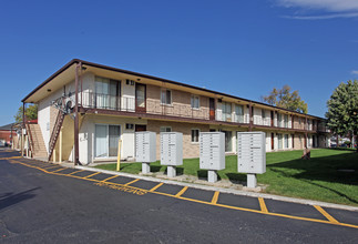 Forest Hills Apartments in Oak Forest, IL - Building Photo - Building Photo