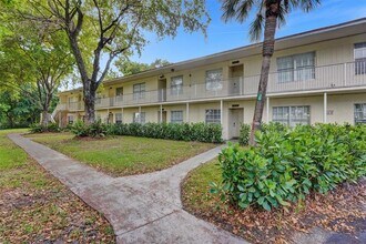 2518 Riverside Dr in Coral Springs, FL - Building Photo - Building Photo