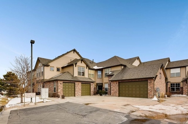 2240 S Vaughn Way in Aurora, CO - Building Photo