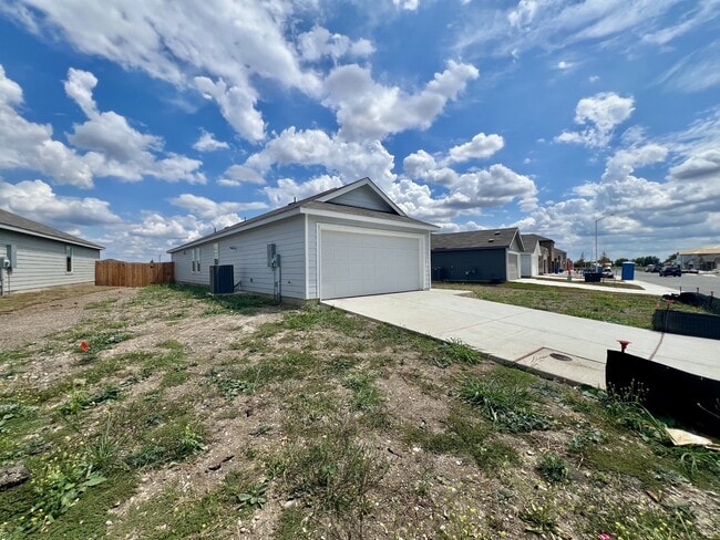 9175 Trails End in Seguin, TX - Building Photo - Building Photo