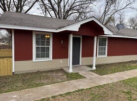 610 Harrison St in Commerce, TX - Building Photo