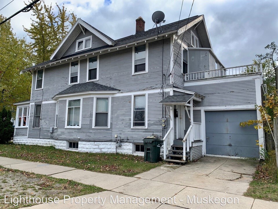 1111 Sanford St in Muskegon, MI - Building Photo