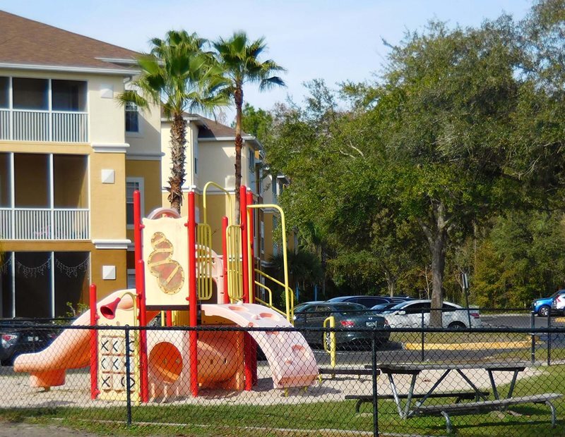 Compton Place in Tampa, FL - Building Photo