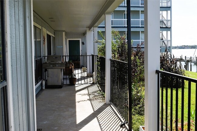 4011 NASA Road 1, Unit 406 in El Lago, TX - Foto de edificio - Building Photo