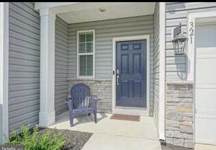 321 Mazzeo Dr in Glassboro, NJ - Foto de edificio - Building Photo