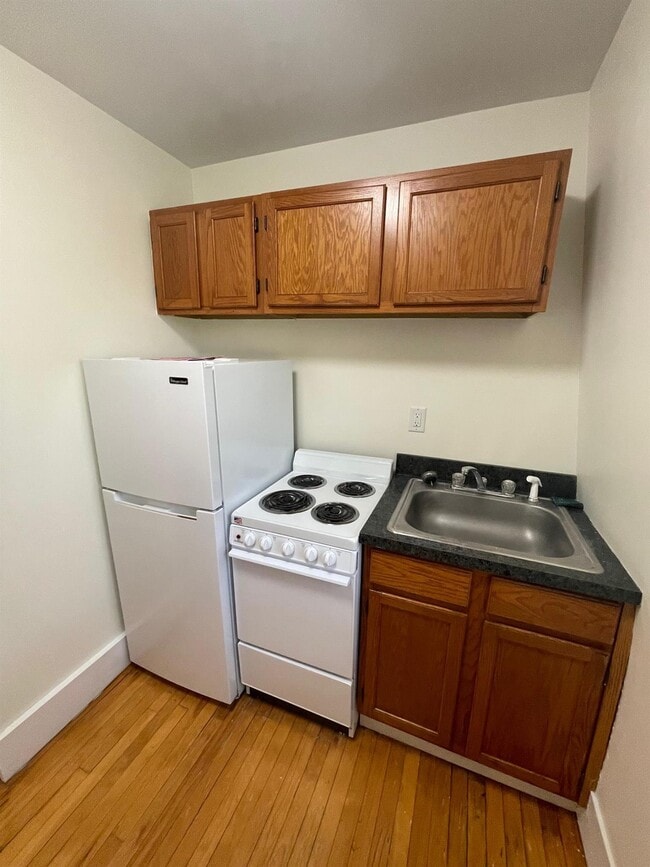 9 Moore St, Unit 2 in Somerville, MA - Foto de edificio - Building Photo