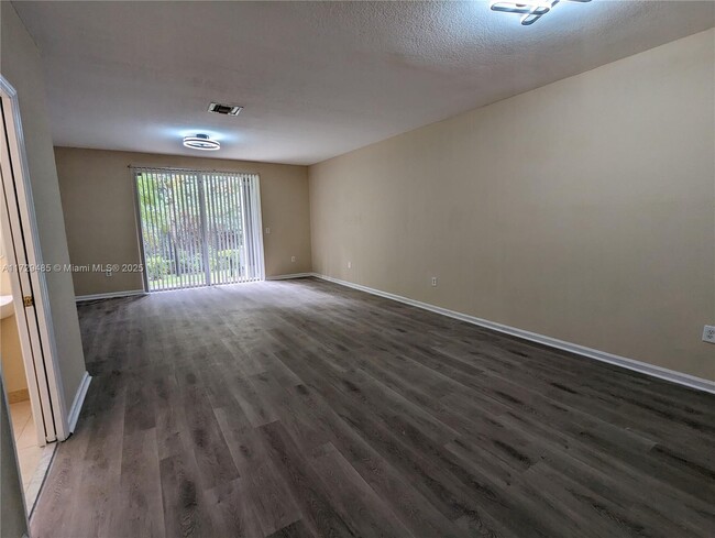 8212 SW 29th St in Miramar, FL - Foto de edificio - Building Photo