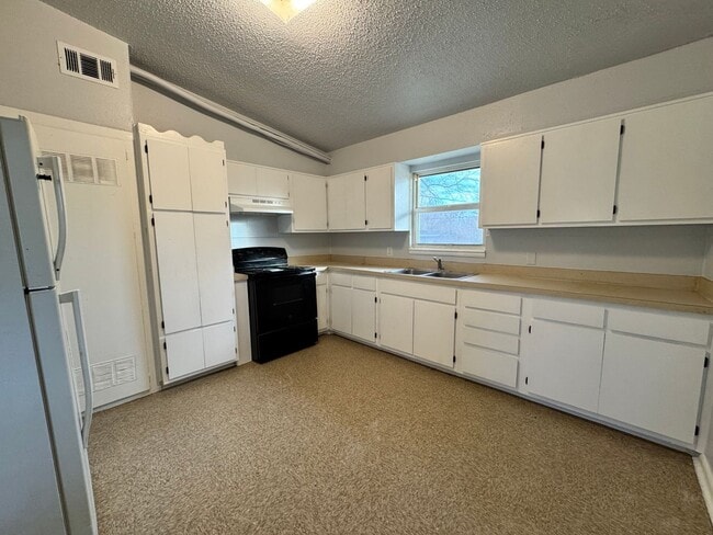 628 E 52nd Pl N in Tulsa, OK - Building Photo - Building Photo