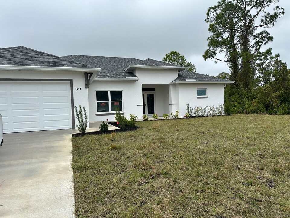 3610 NE 9th Pl in Cape Coral, FL - Building Photo