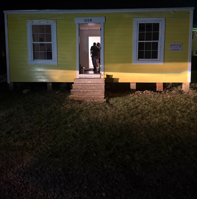 320 W College St in Nacogdoches, TX - Foto de edificio - Building Photo