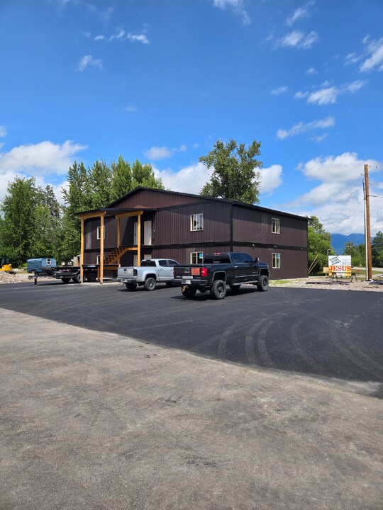 1677 Montana Hwy 35 in Evergreen, MT - Foto de edificio