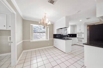 16121 Singapore Ln in Jersey Village, TX - Foto de edificio - Building Photo