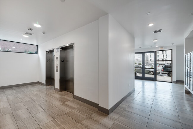 Coronado Residences in Los Angeles, CA - Building Photo - Building Photo