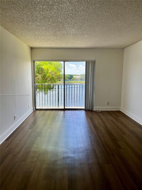 8600 N Sherman Cir in Miramar, FL - Building Photo