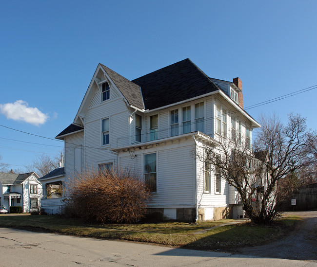 417 East Ave in Elyria, OH - Foto de edificio - Building Photo