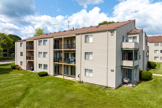 Pine Hill Apartments in Howell, MI - Building Photo - Building Photo