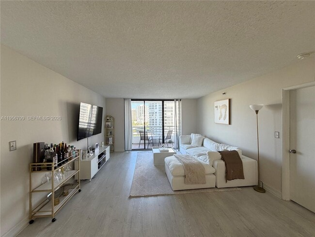 3300 NE 192 St in Aventura, FL - Building Photo - Building Photo