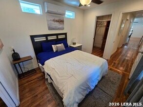 1338 W Elsmere Pl in San Antonio, TX - Foto de edificio - Building Photo