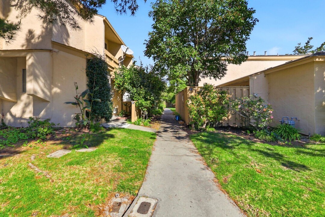 125 Connemara Way in Sunnyvale, CA - Building Photo