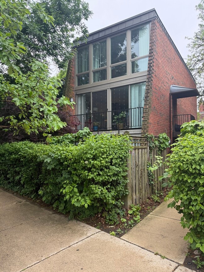 property at 2012 N Larrabee St