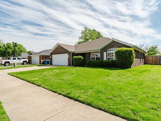 1105 SW Cabriolet St in Bentonville, AR - Building Photo - Building Photo
