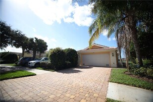 7558 Rozzini Ln in Naples, FL - Building Photo