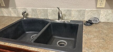 201 E Main St in Silverton, OR - Foto de edificio - Building Photo