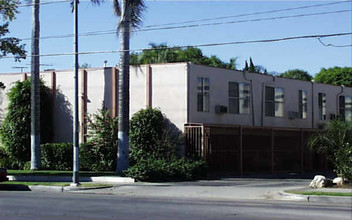 6611 Woodley Ave in Van Nuys, CA - Building Photo - Building Photo