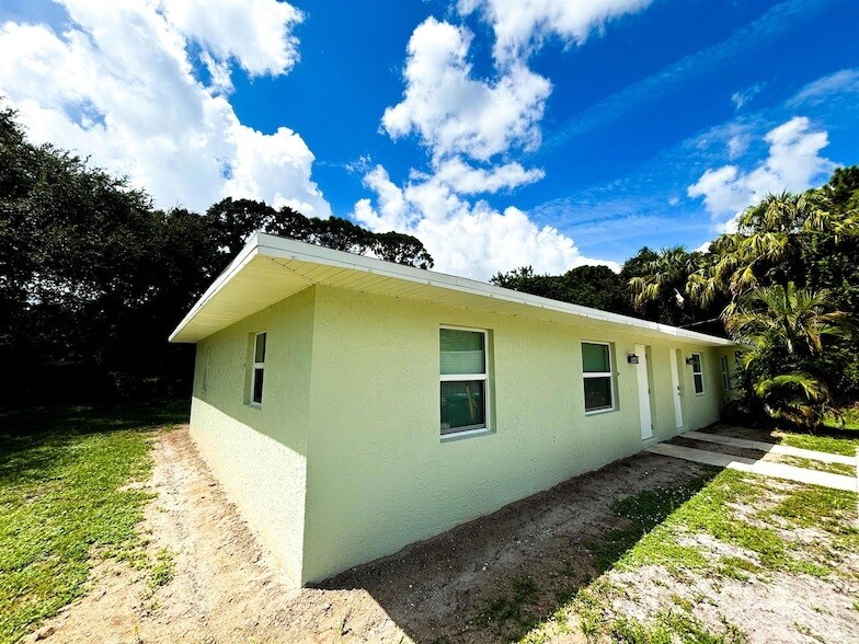 2147 Sibley Ave in Fort Pierce, FL - Building Photo