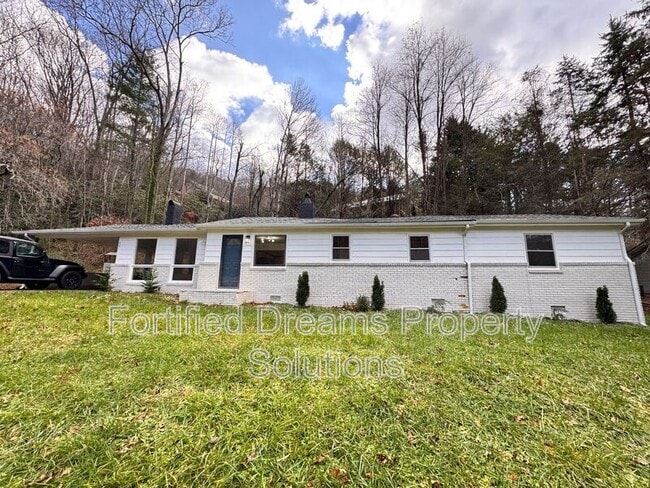 94 Camp Branch Rd in Black Mountain, NC - Foto de edificio - Building Photo