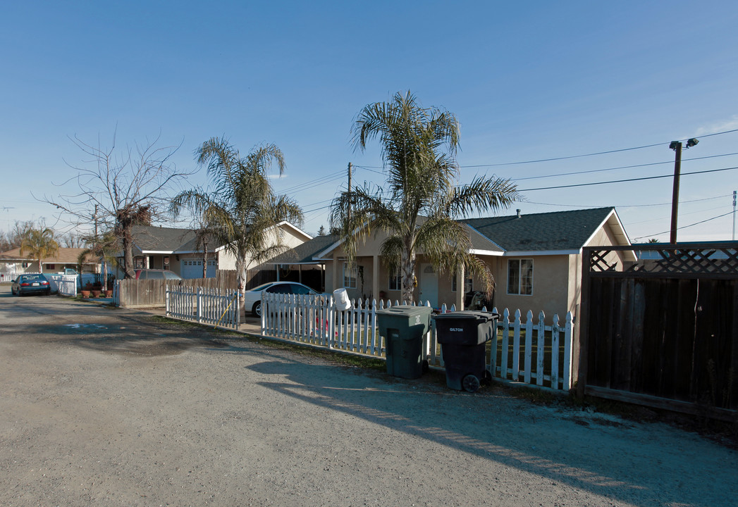 2421-2437 Yosemite Blvd in Modesto, CA - Foto de edificio