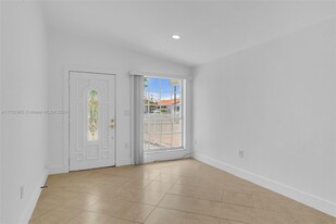 8811 NW 112th Terrace in Hialeah Gardens, FL - Foto de edificio - Building Photo